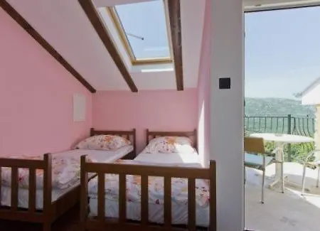 Grosses Mit Eigenem Pool Und Terrasse