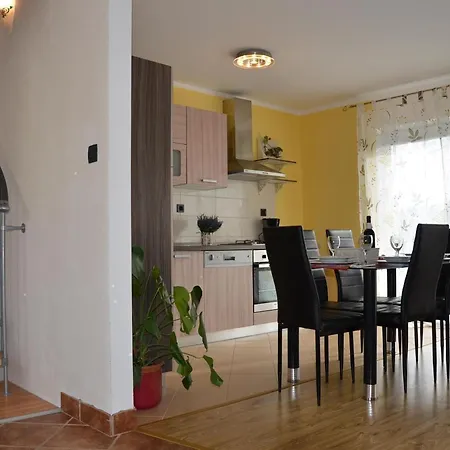 Grosses Mit Eigenem Pool Und Terrasse