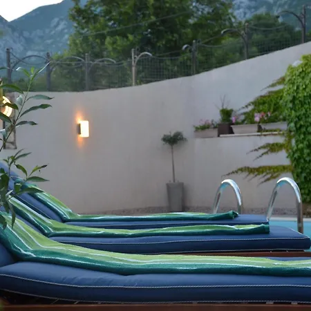 بيت للعطل Grosses Mit Eigenem Pool Und Terrasse *