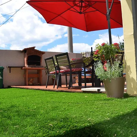 Grosses Mit Eigenem Pool Und Terrasse بيت للعطل