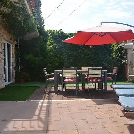 Grosses Mit Eigenem Pool Und Terrasse *