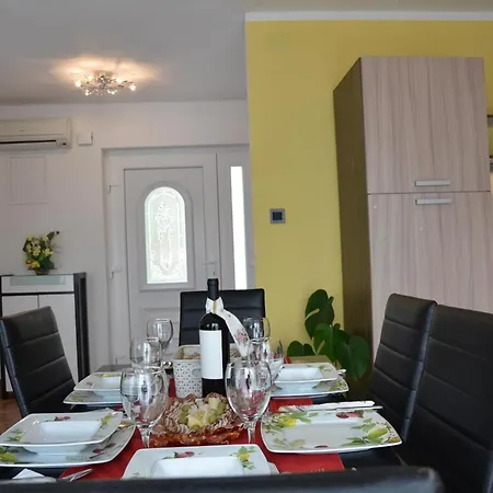 Grosses Mit Eigenem Pool Und Terrasse تْسْغيكفانِتْسا