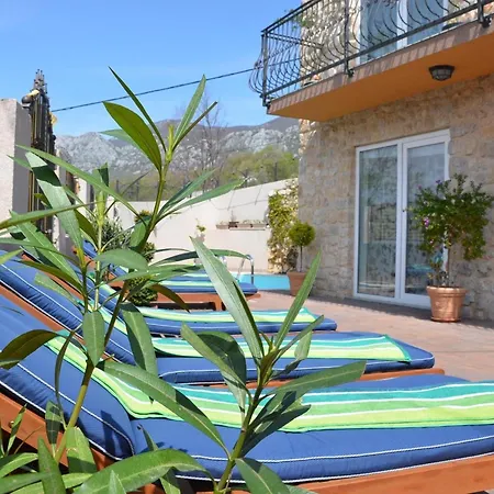 Grosses Mit Eigenem Pool Und Terrasse