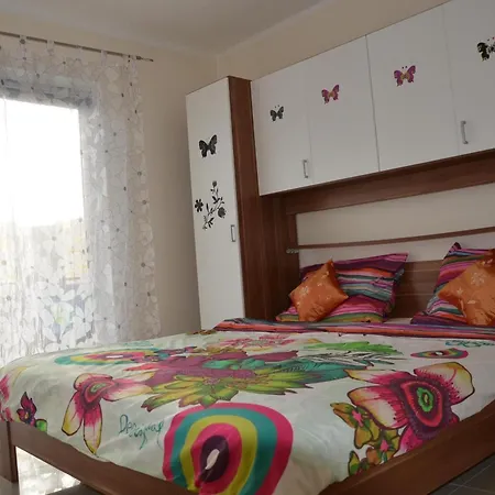 Grosses Mit Eigenem Pool Und Terrasse بيت للعطل تْسْغيكفانِتْسا